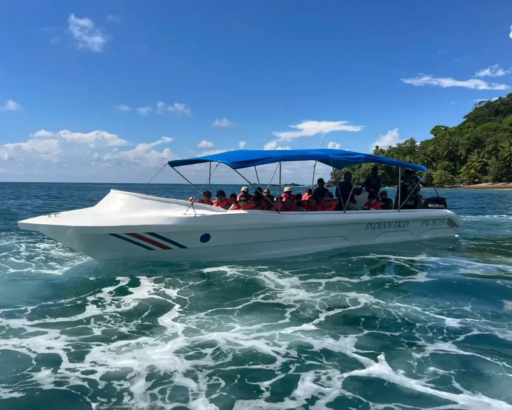 Bahia Aventuras tour boat